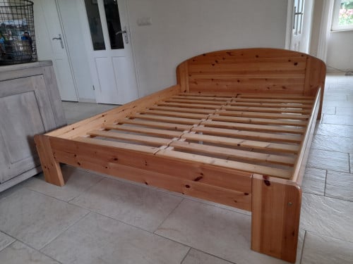 Massief houten 2 persoons bed 140 x 200 ( in goede nette staat )
