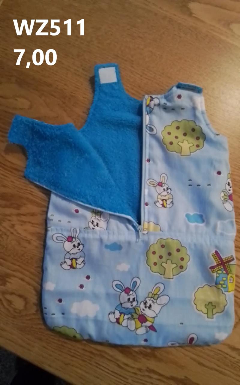 Poppenkleertjes baby born. Slaapzak. Opbrengst KiKa.