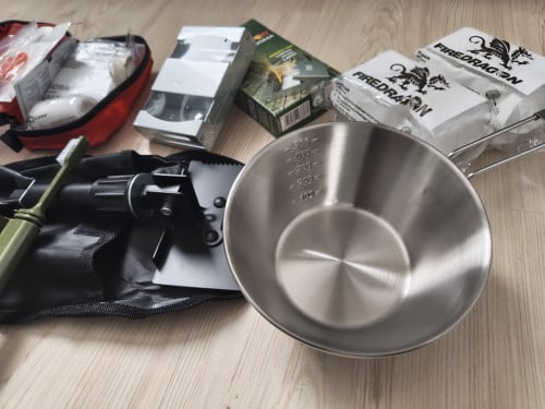 Camping/backpack kookset met noodschep en ehbo set