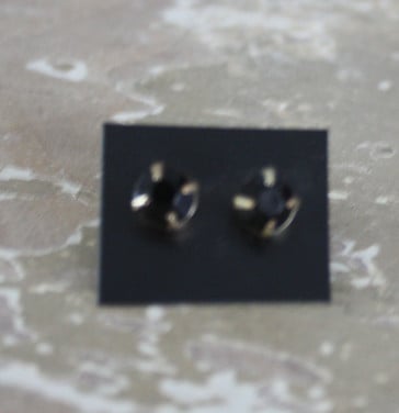 Nieuwe oorbellen met zwart steentje