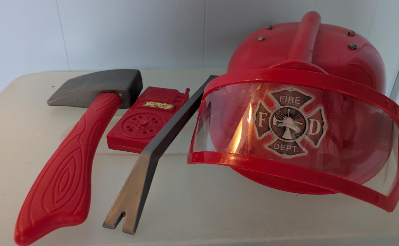 Brandweerhelm met extra attributen