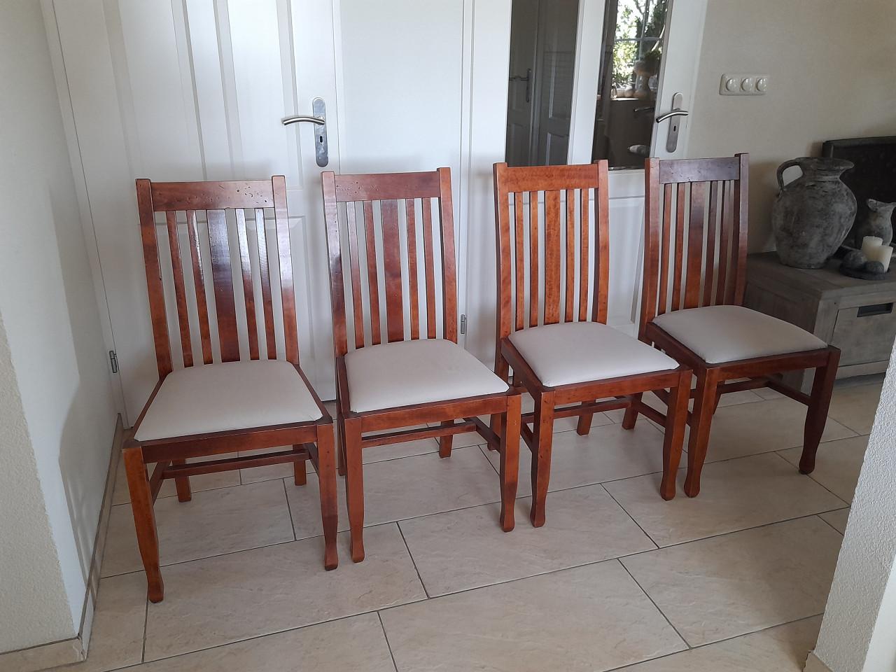 4 Mooie stevige stoelen (in goede nette staat)
