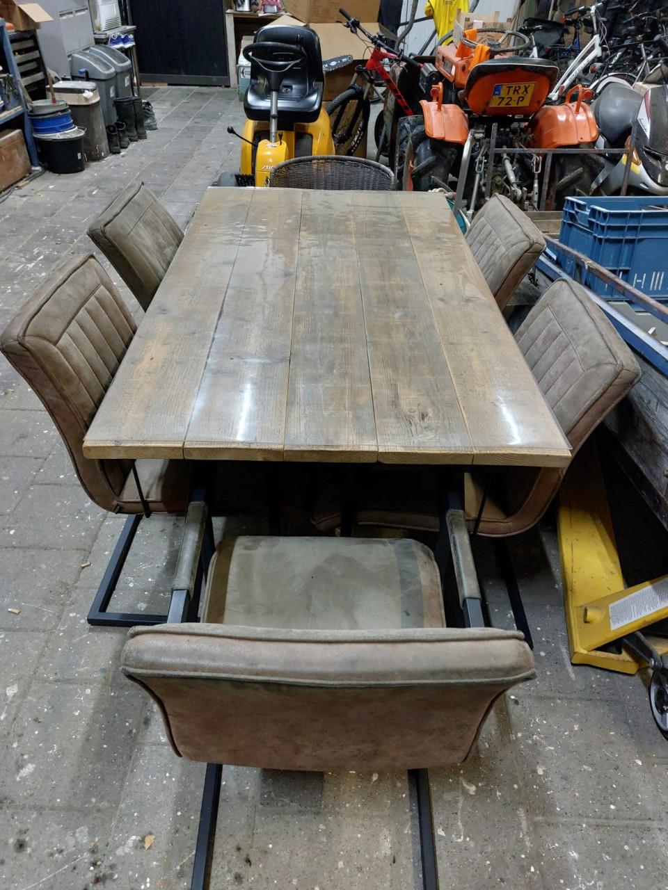 Keukentafel met 6 stoelen