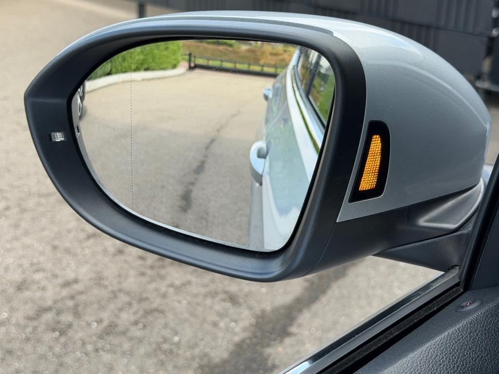 Volkswagen T-cross 1.5 tsi 150pk dsg r-line | camera | trekhaak | dode hoek