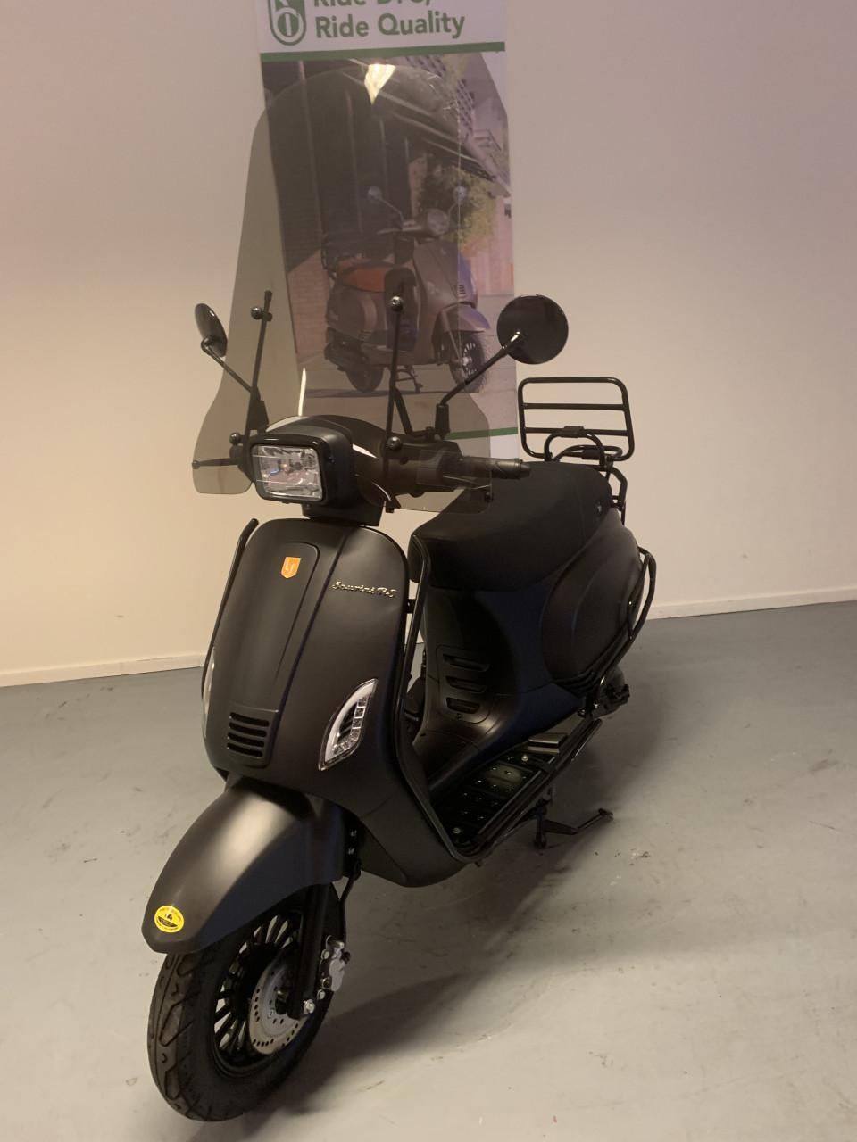 RIVA MODEL MET WINDSCHERM EN VALBEUGELS NU 895,= RIJKLAAR