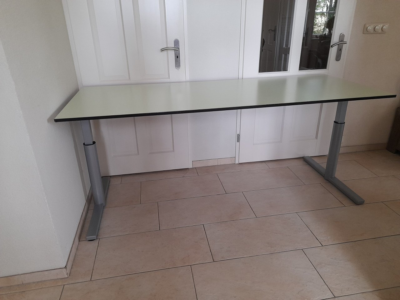 Mooi stevig in hoogte verstelbaar Bureau  (80 x 200) in goede staat )