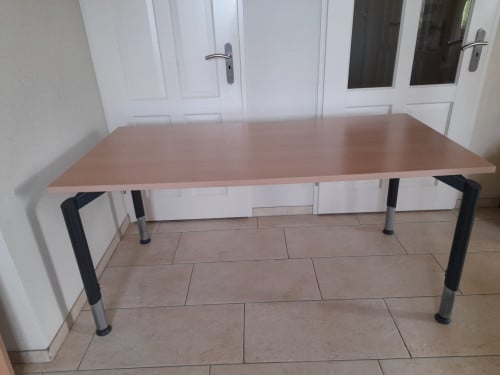 Bureau In hoogte verstelbaar 80 x 160 x 78H (in goede staat )