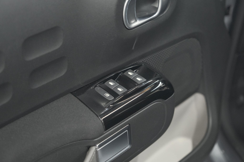 Citroen C3 puretech 110 shine | camera | navigatie | apple carplay | parkee