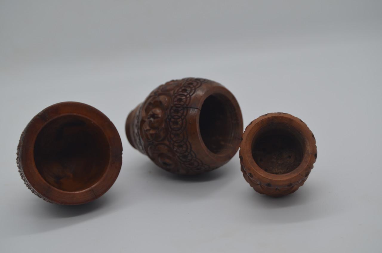 Handgesneden coquilla noten strooiers en pomanders (2)