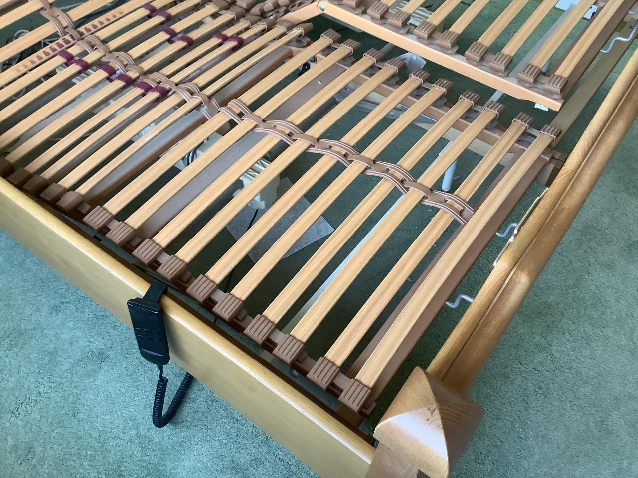 Twee persoonsbed en hang-leg kast