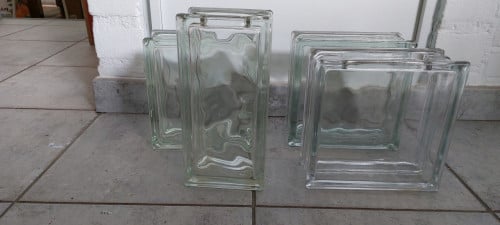 Decoratie twee glazen vazen en twee glazen blokken
