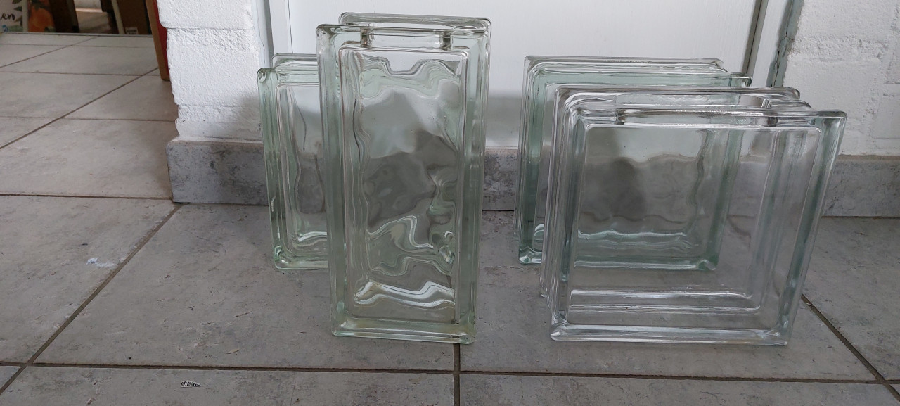 Decoratie twee glazen vazen en twee glazen blokken