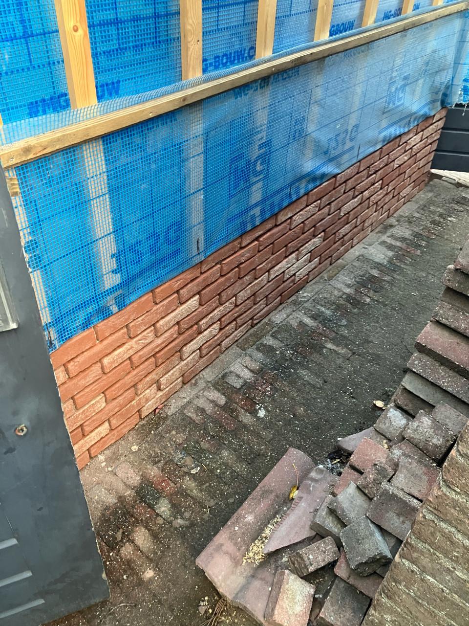 220 steen strips, 8 hoek strips en  +\-30 kg E board cement