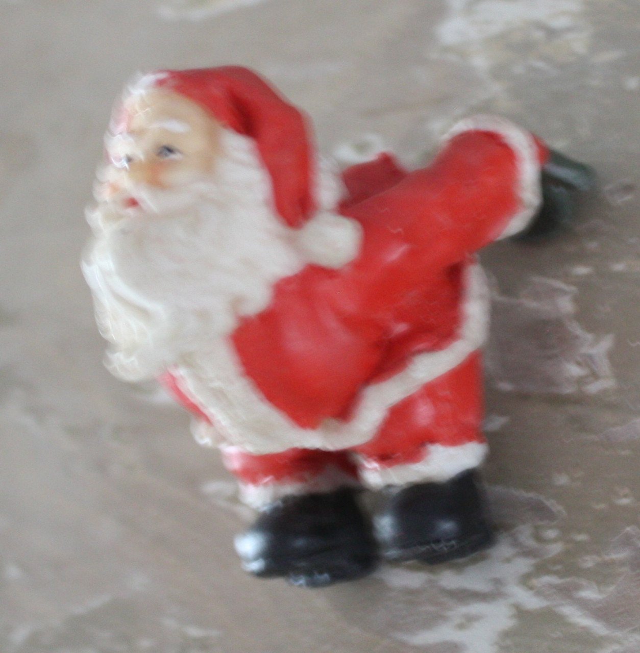 Stenen kerstman voor op bloempotten