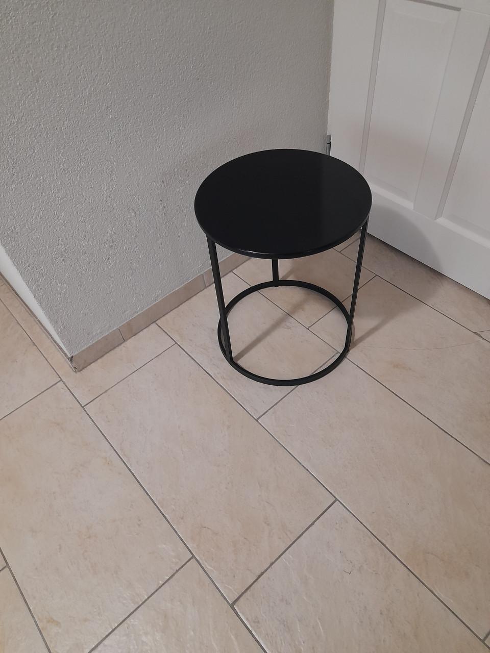 Leuk zwart metalen bijzet tafel 42 Doorsnede 51Hoog (z.g.a.n.)