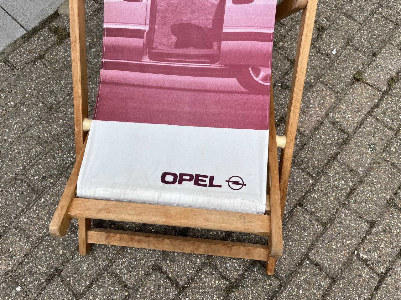 Strandstoel met reclame van Opel en Damen