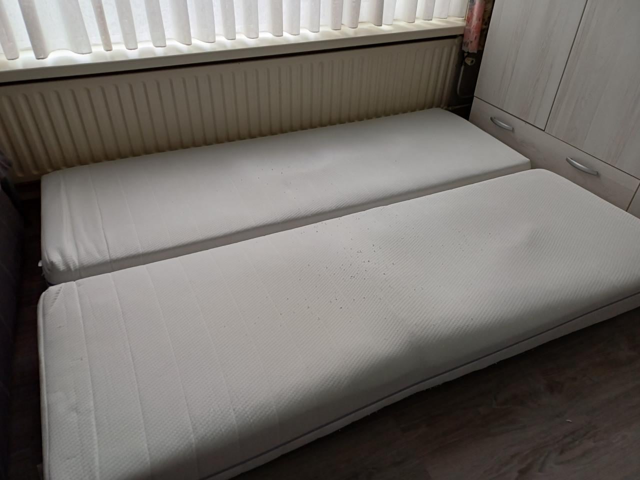 Gratis 2 matrassen 200 x 70 cm gebruikt maar schoon en netjes