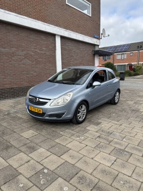 Opel corsa met een voljaar apk!