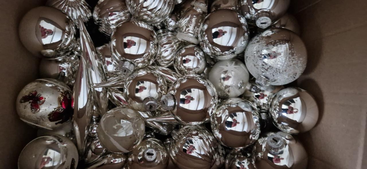 Kerstballen in  de kleuren rood, wit, zilver en bruin