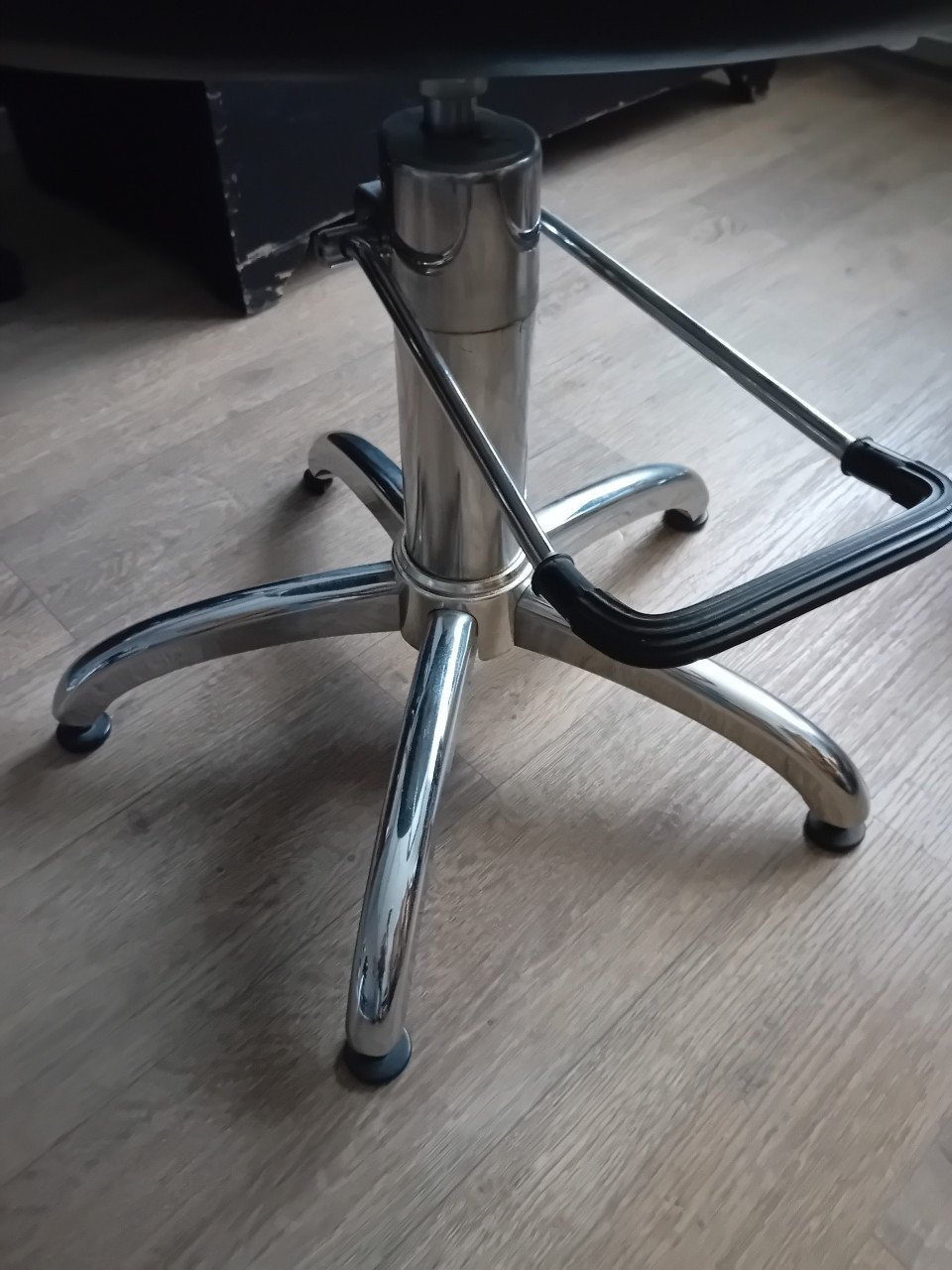 Kappers pompstoelen ( 2 stuks ).