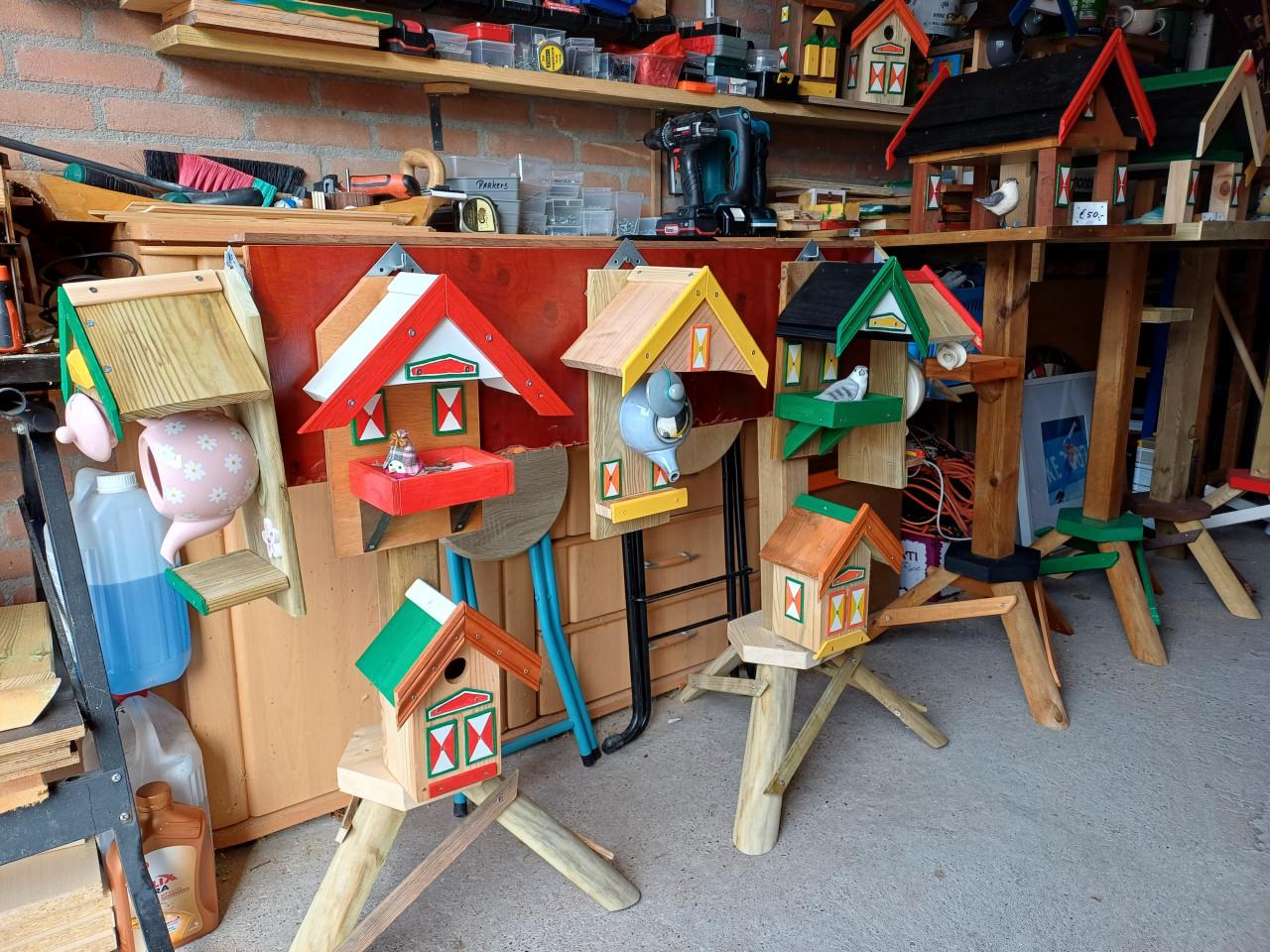 Vogel-voeder-Huisjes , Theepot-huisjes , Nestkastjes , Vogel- Chalets