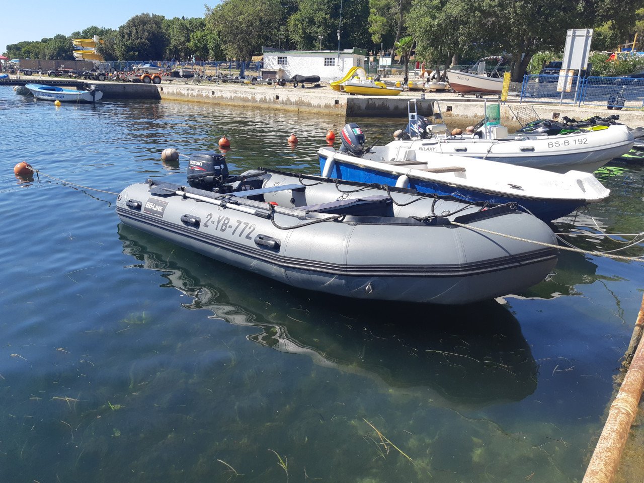 RUBBERBOOT 4.20M COMPLEET MET NIEUWE TRAILER EN 20PK MOTOR