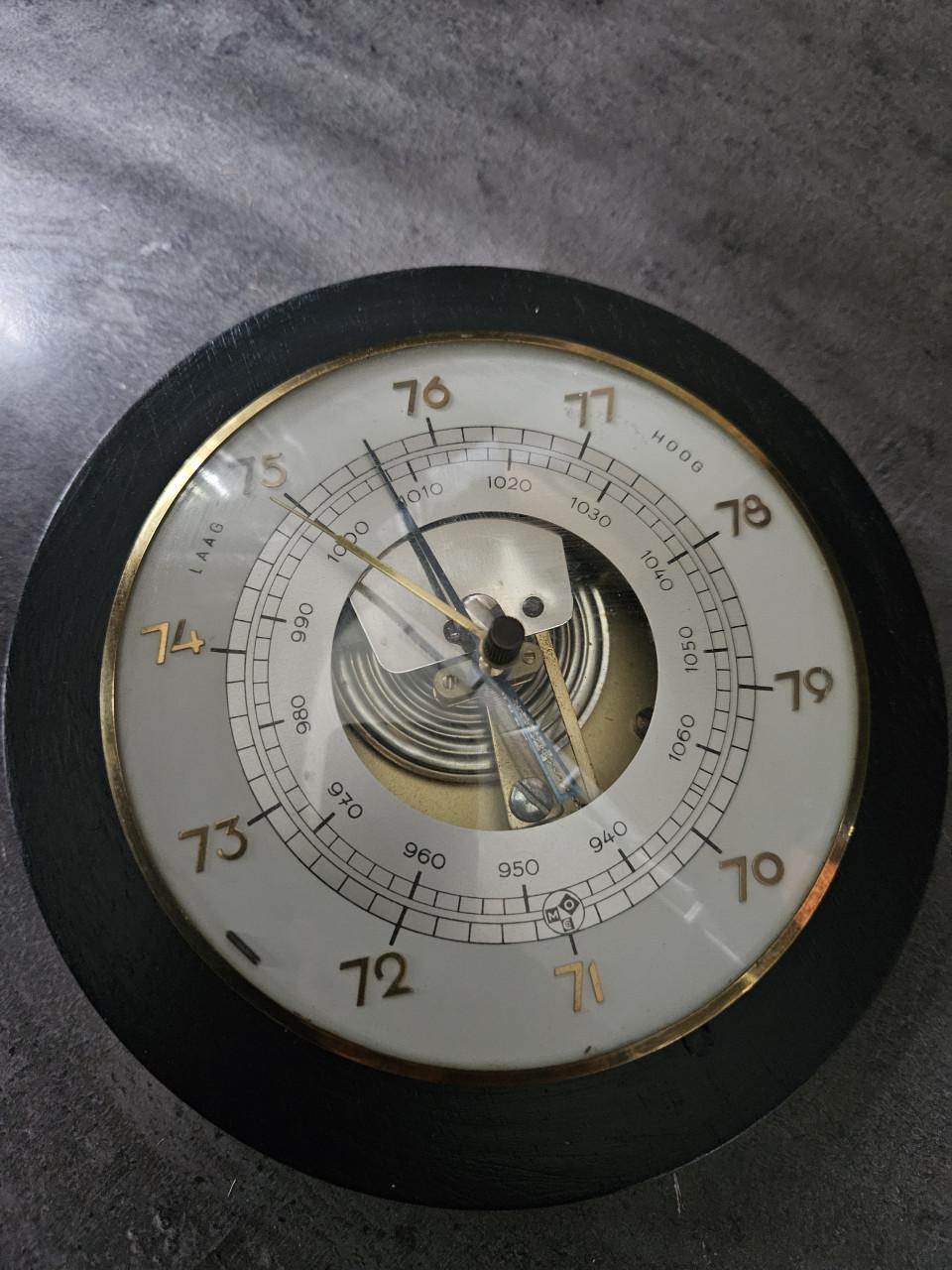 Leuk rond antiek barometer van hout, in werkende staat