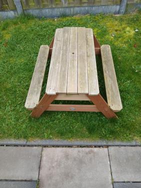 Picknicktafel zand water kind