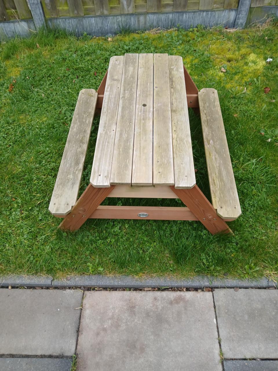 Picknicktafel zand water kind