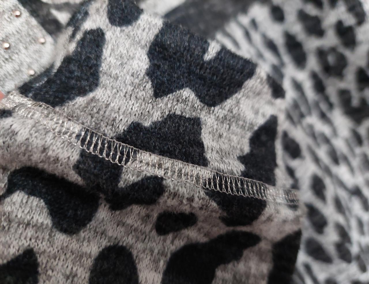 2 leuke damestruien mt M panter & roze