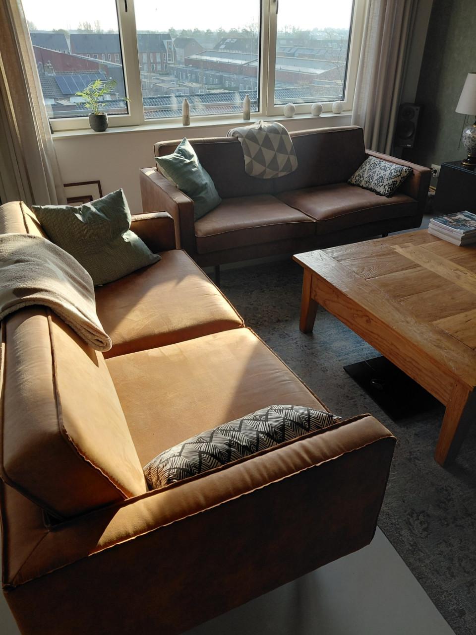 Gratis Industrieel 2st. 2,5 bankstel incl, bijpassende stoelen  salontafel.