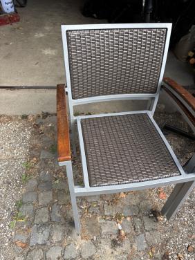 Gratis af te halen, twee stapelbare tuinstoelen