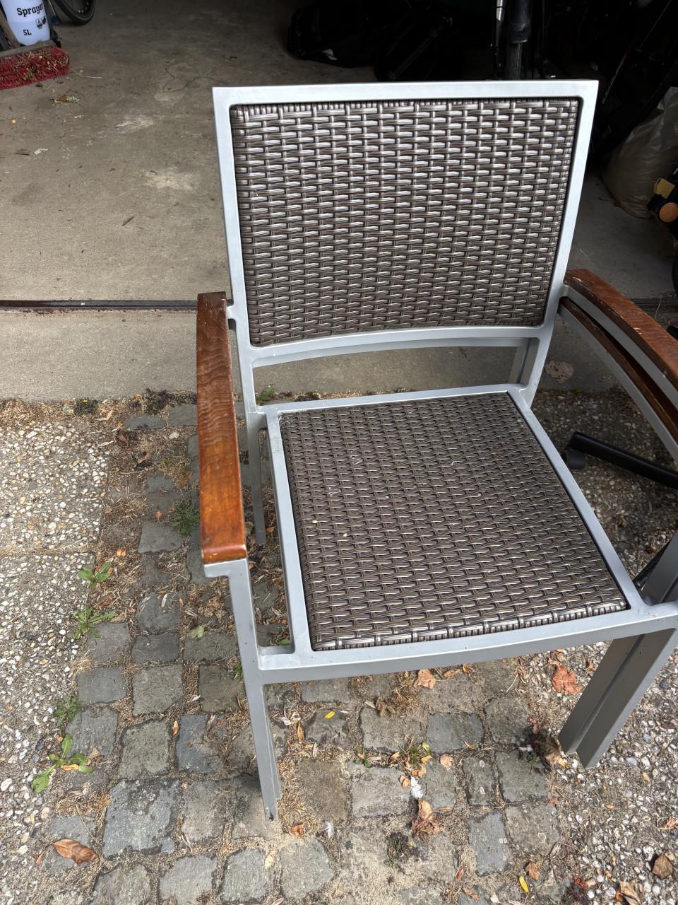 Gratis af te halen, twee stapelbare tuinstoelen
