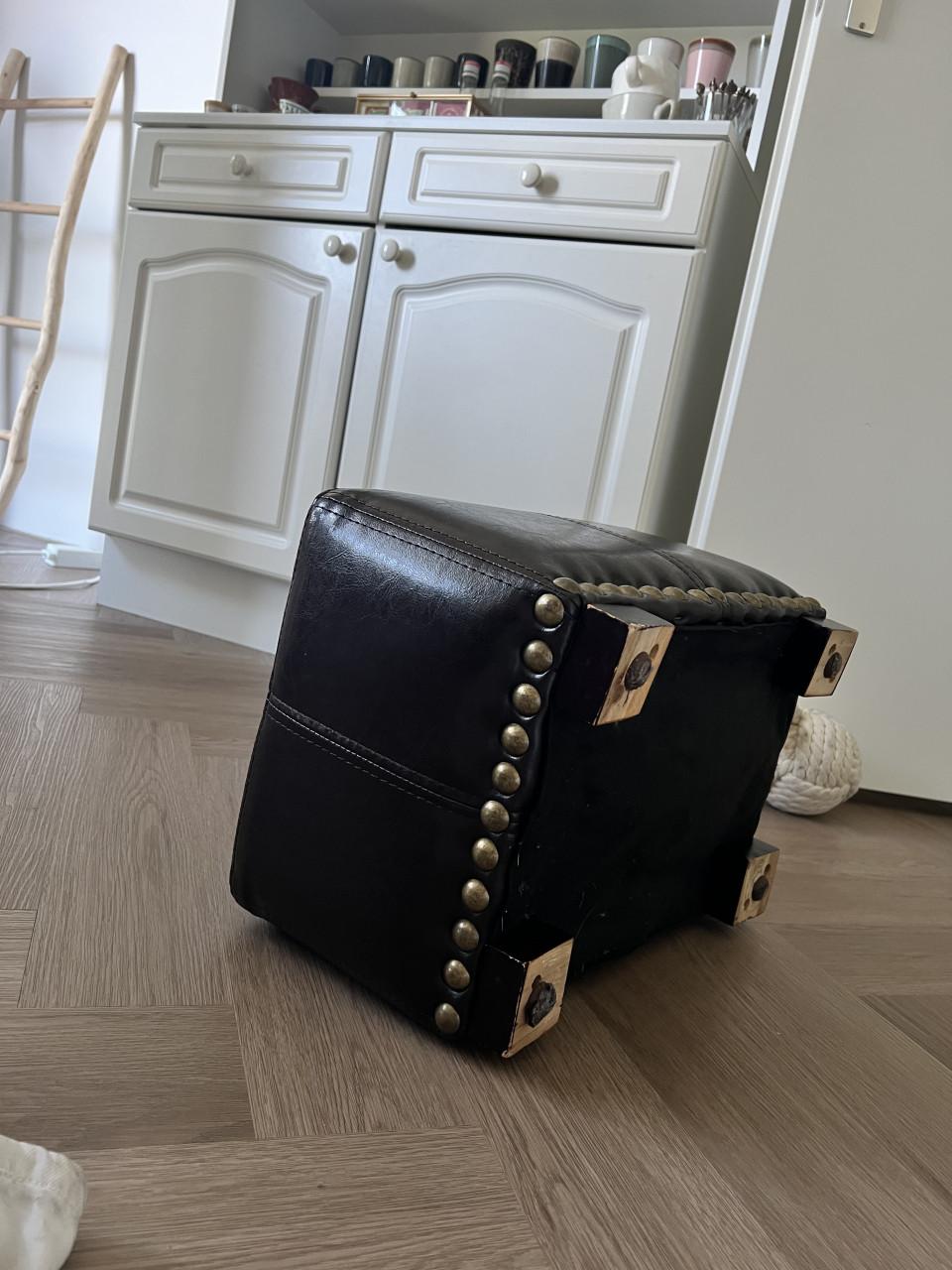 Kleine poef met studs
