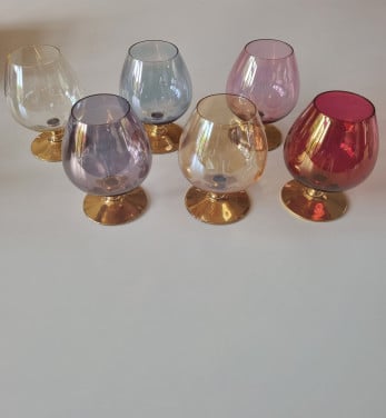 Vintage goud gekleurde cognacglazen wijnglazen