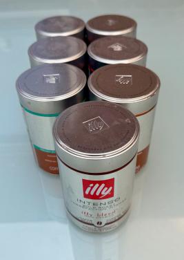 7 lege illy koffieblikken