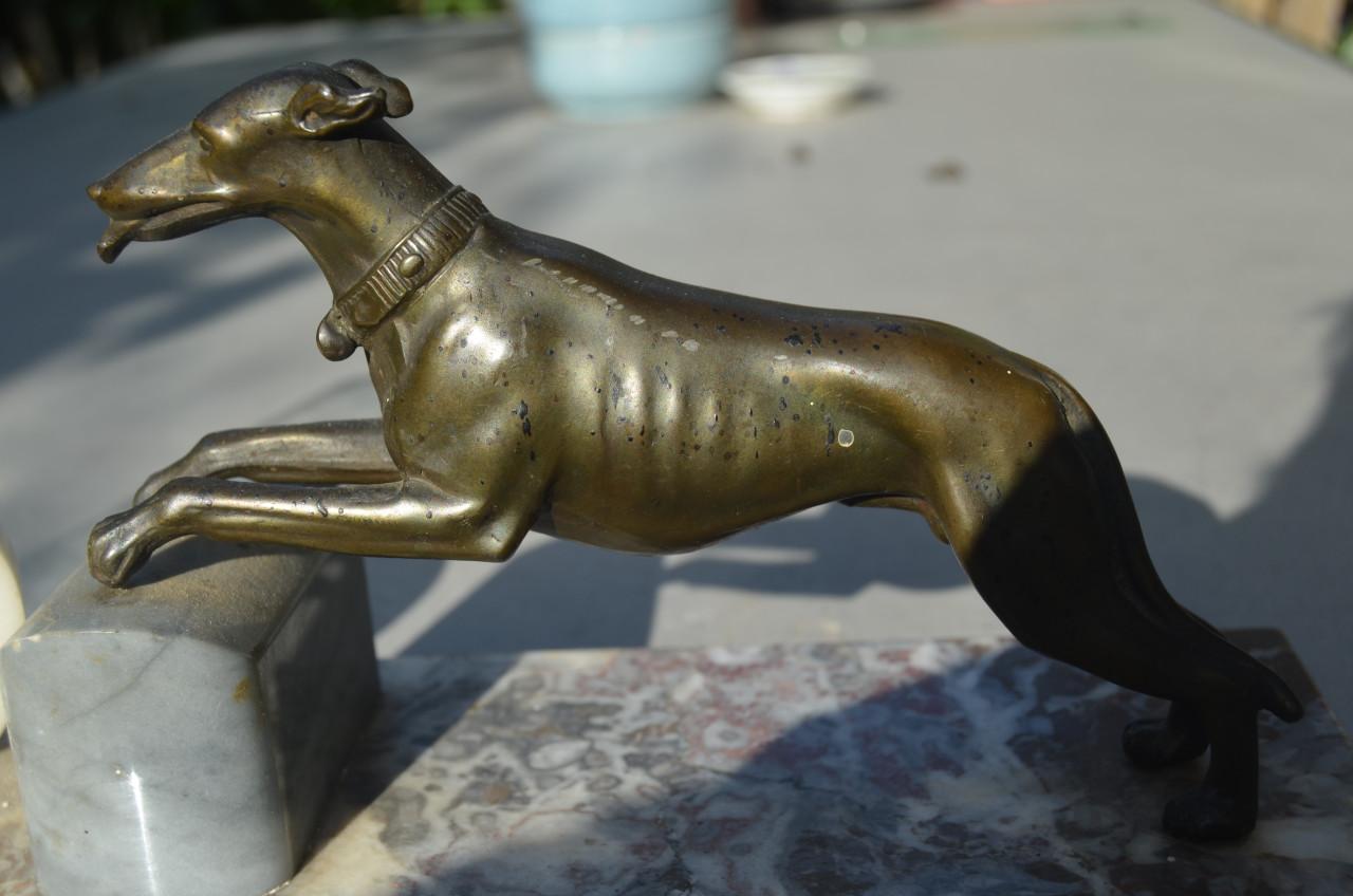 Natuurstenen Art Deco schouwstuk hazewindhond