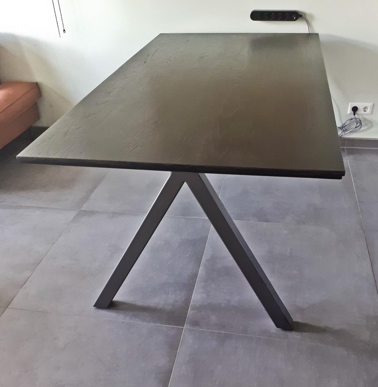 Donkerbruine eettafel met metalen onderstel