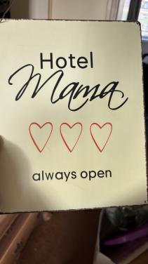 Bordje hotel mama always open