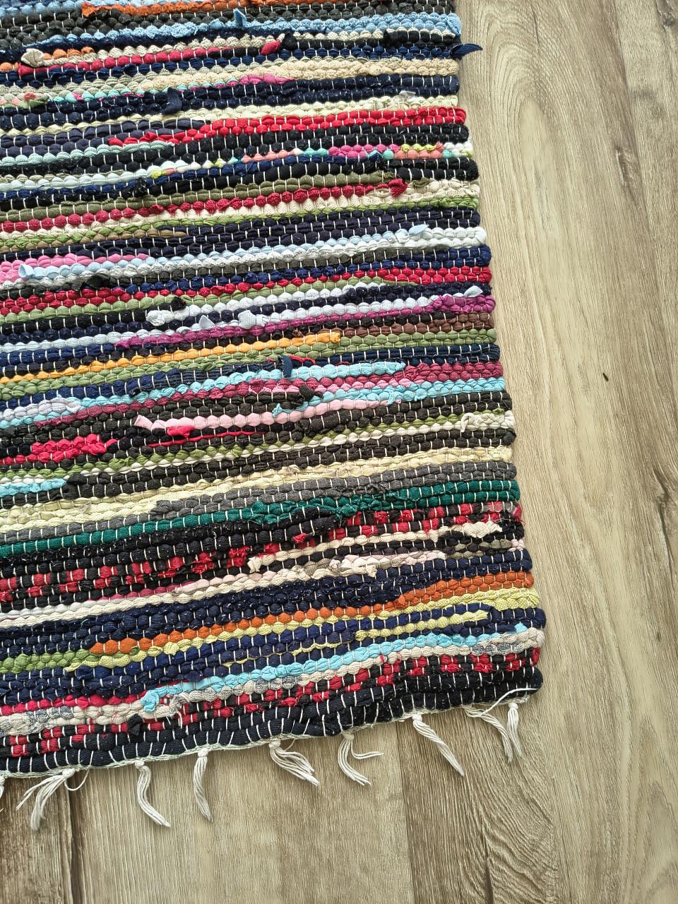 Vrolijk gekleurd, handgeknoopt tapijt. 95 x 42 cm. Kleed.