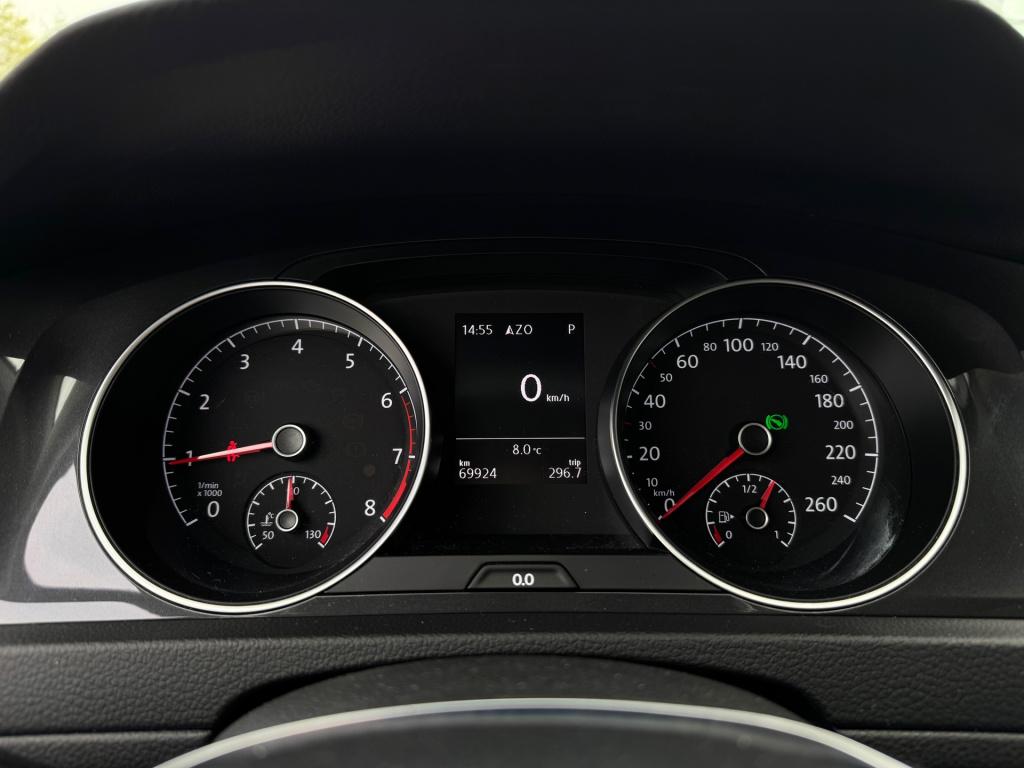 Volkswagen Golf 1.0 tsi * panoramadak * camera * navigatie * massage stoel