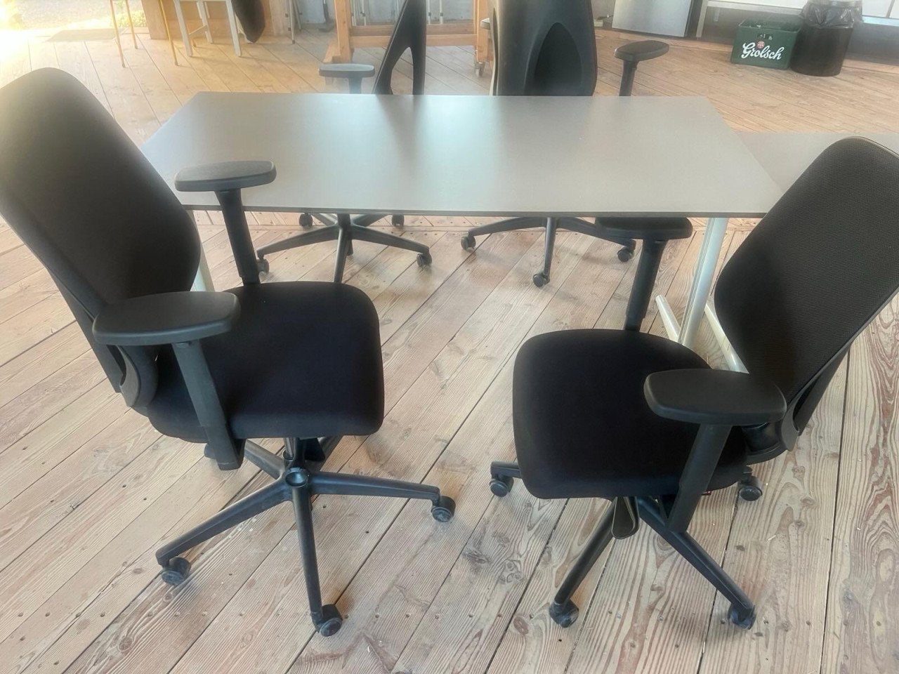 Partij bureaustoelen (Giroflex) en bureaus (Ahrend)