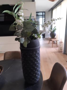 Vaas van hout met kunstbloemen