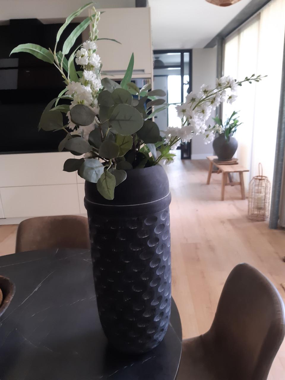 Vaas van hout met kunstbloemen