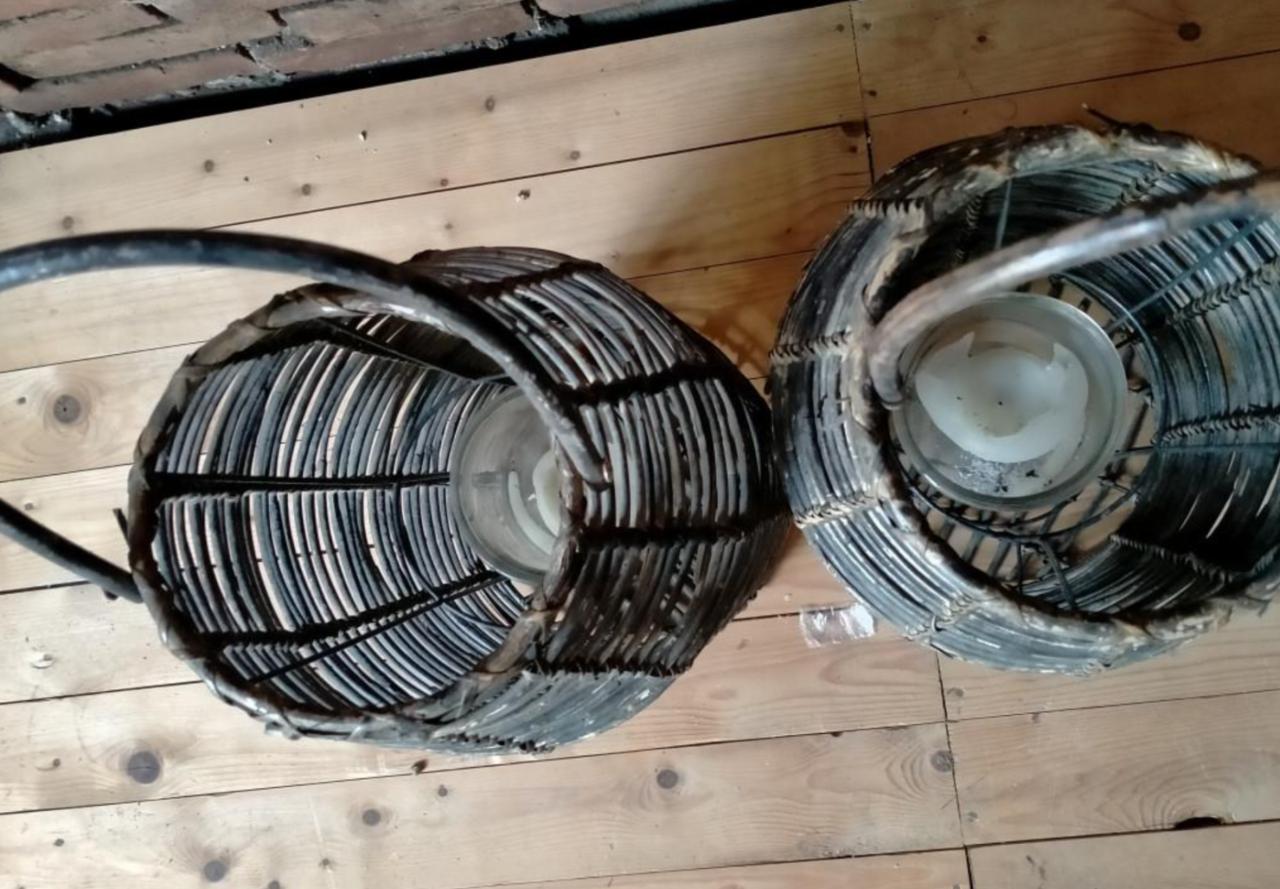 2 stuks gevlochten rieten windlichten 55 cm hoog