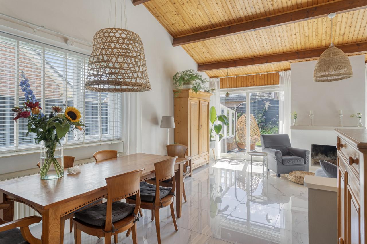 Teakhouten tafel met 6 teak houten stoelen