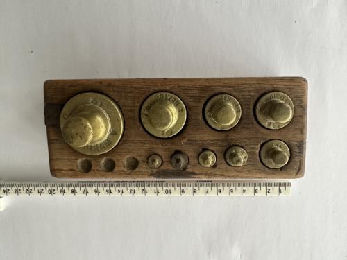 Gewichten blok met koperen gewichtjes