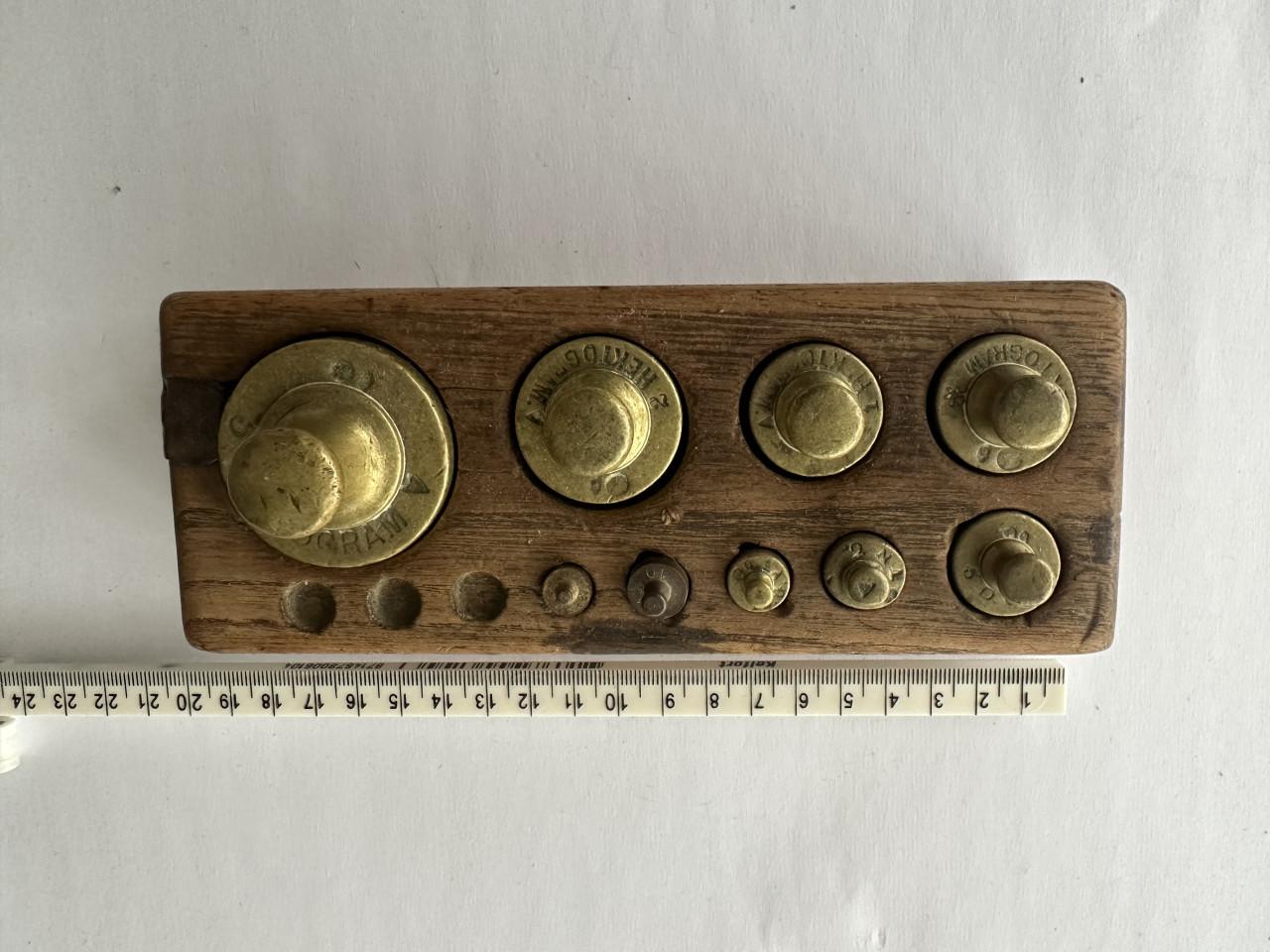 Gewichten blok met koperen gewichtjes