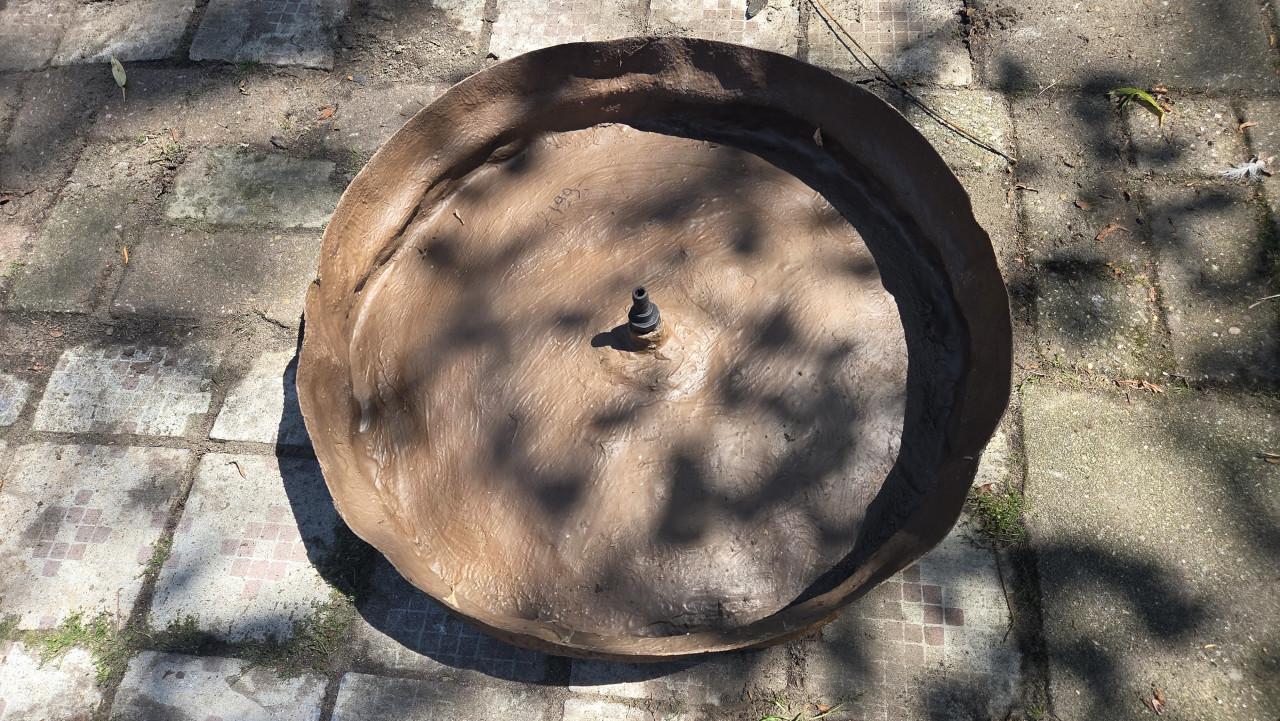Mooi rond waterornament / fontein voor in de tuin