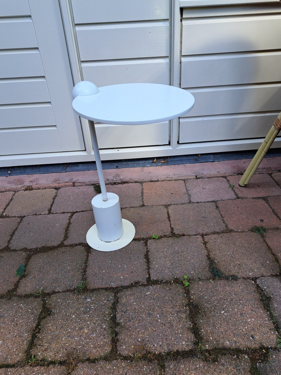 Partij stoelen en tafels